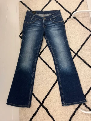jeans - säljer dessa jätte snygga bootcut jeans från märket lee då de tyvärr är lite förstora på mig, annars inga defekter och är i bra skick. passar ungefär storlek 36/S