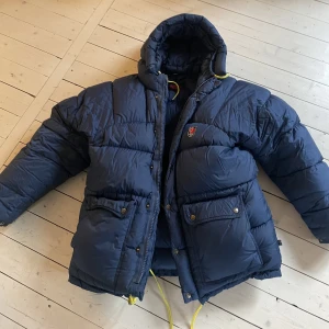 Fjällräven jacka, expedition down  - Jag säljer nu min jättefina mörkblå fjällräven jacka i Strlk xs. Den är endast använd en säsong, säljer eftersom att den tyvärr inte passar mig längre💕bara att hör av dig om du vill ha fler bilder