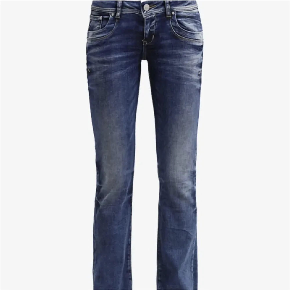 LTB jeans i modellen valerie. Nypris ca 900 kr.  Midjemått 36 cm och innerbenslängd 78 cm. Ställ gärna frågor om ni vill veta något🫶🏻. Jeans & Byxor.