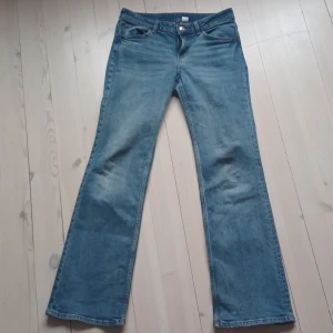 Jeans  - Skitsnygga lågmidjade Jeans från hm bootcut/raka ben det står storlek 40 men bassar nog bättre på 36. Lite slitna vid fötterna men anars bra skik.  Sorry för kvalitén på bliderna min mobil är trasig.