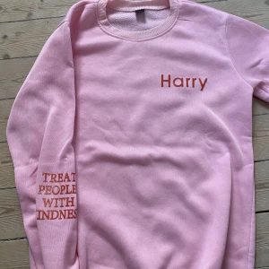 Harry styles tpwk crewneck - KÖPAREN STÅR FLR FRAKTEN bra skick, men trycket är lite skadat på armen. ganska liten, köpte i s men känns mer som xs.