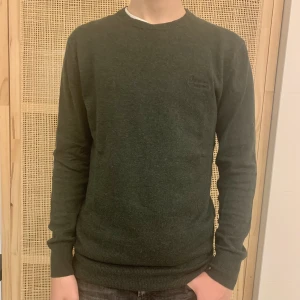 Kashmir tröja - Kashmir tröja från superdry i cashmere blend. Kille i bild: 176 cm. Skicket är riktigt bra och det finns inga tecken på slitage och inga hål finns. 