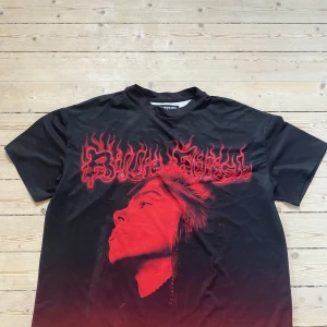 Billie eilish tröja NYSKICK - KÖPAREN STÅR FÖR FRAKTEN! Nyskick billie eilish tröja, inte några skador. storleken är xs men skulle säga att den är s-m. knappt använd 