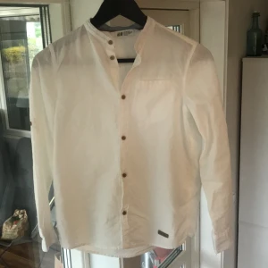 Skjorta, H&M  - Vit skjorta ifrån H&M! Knappt använd så kanonskick stl 140