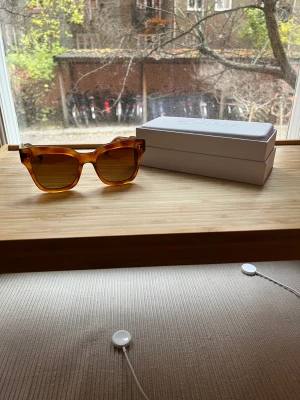 Chimi Solglasögon - Säljer mina Chimi solglasögon i färgen Havana, modell 07 (2021). Säljer pga att jag köpte fel modell. De har bara legat i lådan. Denna modell: https://chimi-online.com/se/p/07-havana-sunglasses?size=Medium&gclid=Cj0KCQiArsefBhCbARIsAP98hXQQIwA9uzas6J33w