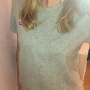 Levis t-shirt - Jättebraskick! Men använder aldrig🫶🏻Kontakta vid frågor!