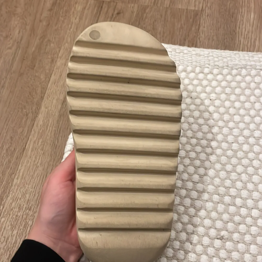 Ett par yeezy slides i storlek 37, färgen beige. Låda och kvitto finns! Endast använda en gång vilket syns på sista bilden! Annars helt rena och hela! . Skor.