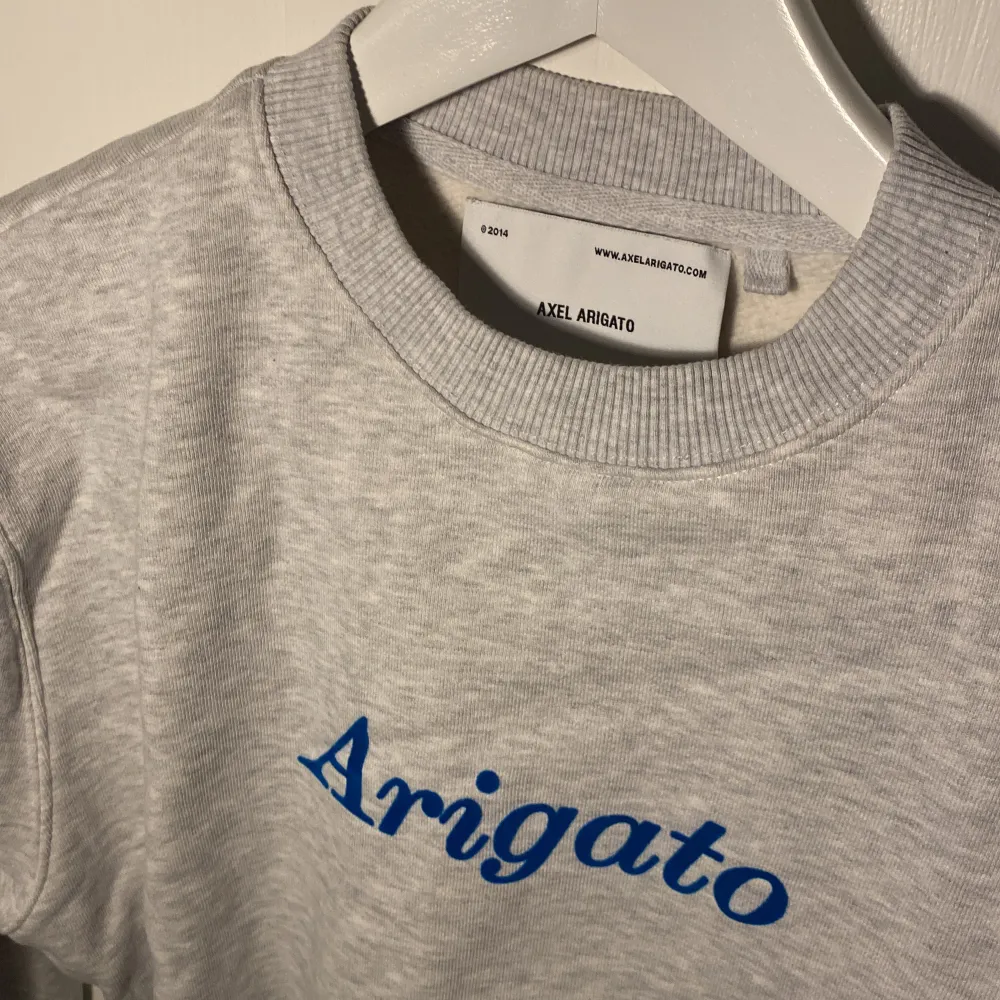 Fin ljusgrå tröja från Axel Arigato i stl XS. Sparsamt använd så i princip som ny!. Tröjor & Koftor.