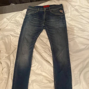 Replay jeans - Säljer dessa replay jeans. De är slim fit.  Skick 10/10 inga märken eller hål eller något storlek 31/32 sitter som 30/32. Pris kan diskuteras 