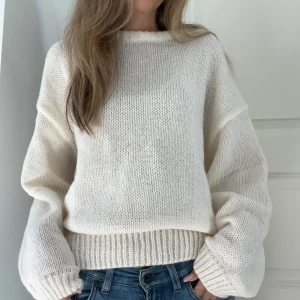 Stickad tröja  - Hur najs stickad tröja till hösten!!!🥹 perfekt passform och riktigt najs material, ser nästan ”egenstickad” ut🧸☕️ säljs helt ny och oanvänd!! 