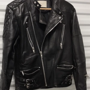Deadwood skinnjacka "biker" - I väldigt fint skick. Använd en väldigt kort period. Inga skador.