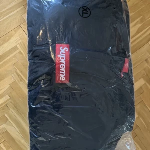 Supreme Box Logo - Supreme Box Logo crewneck FW22 (2100kr nypris) Helt ny XL 2000kr