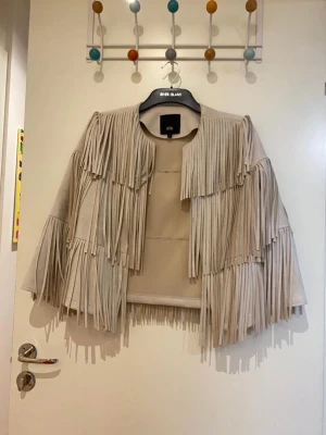 Fringe jacka  - Säljer en riktigt bra skick fringe jacka i storlek UK 6 från river island. Finns att hämta i Sthlm eller köparen får stå för frakt 📦 