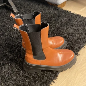 Snygga Boots - Nästan i nyskick, sparsamt använda. 