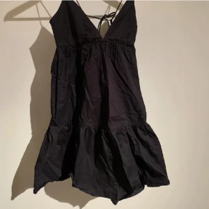 Zara klänning  - Klänning från zara med fin snörning i ryggen! 