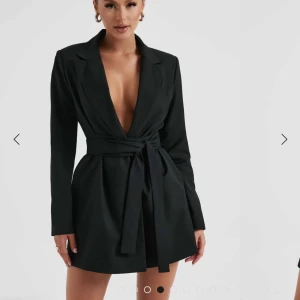 Kavajklänning Babyboofashion - Svart kavajklänning från Babyboofashion med prislapp kvar, beställde en i varje färg så denna är aldrig använd. Storlek S, pris med frakt och tull då klänningen skickades från Australien blev över 1000kr 