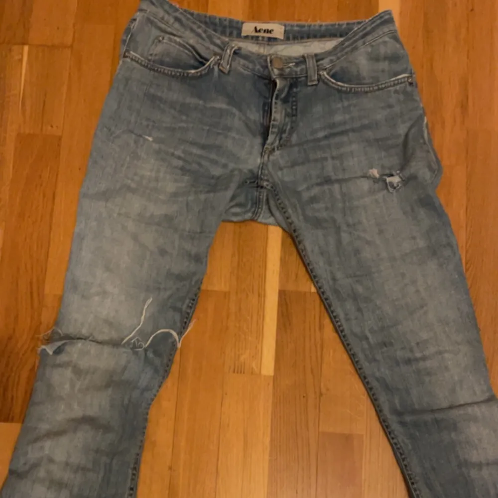 Säljer nu mina fina låg midjade acne jeans då de inte riktigt passar längre! De är i storlek W28/L32. Köpa för 1600kr.. Jeans & Byxor.
