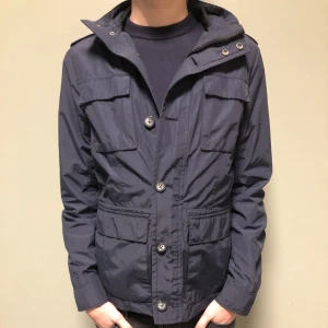 Field jacka  - Säljer denna as feta Field jacka från märket East West!  Nypris 1800kr Modellen på bilden är 182cm! Hör av er vid eventuella frågor 