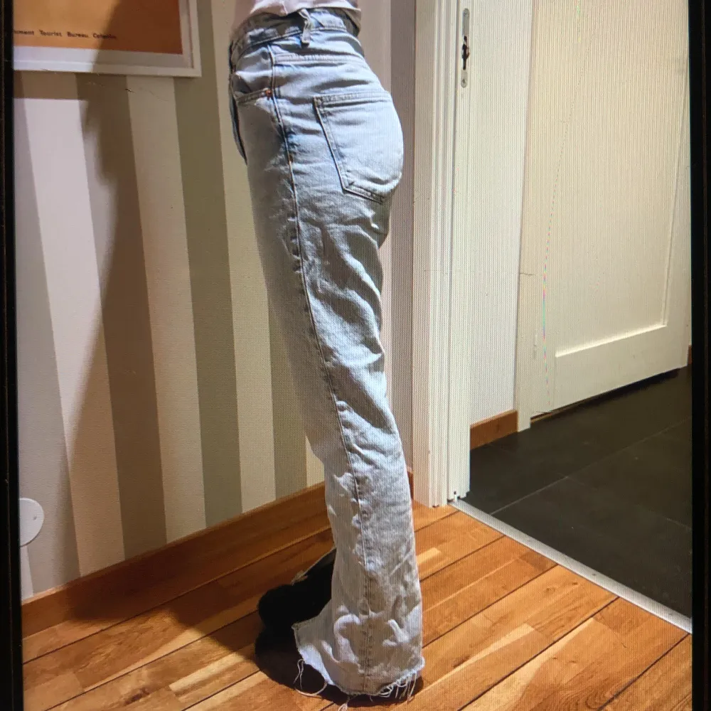 Ljusa mid waist jeans från Gina Tricot. Bra skick, knappt använda. Strl 34, bra i längd för mig som är 169cm. Jeans & Byxor.