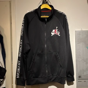 JORDAN JUMPMAN TRICOT JACKET  - oanvänd jumpman kofta i strl S. Cond 10/10 ✨ Köpare står för frakt :) 