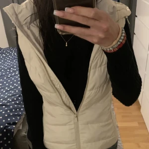 Zara väst - Säljer min superfina Zara väst då ja inte använder den längre. Den är inte mycke använda, inga defekter o fint skick. nypris är 399. pris kan diskuteras 
