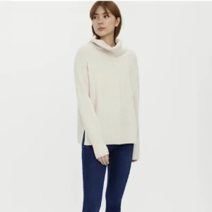 Tröja - En super skön ljusbeige tröja från vero Moda. 