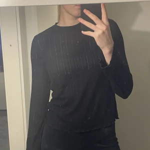 Fin Tunn Topp - Fin topp från Bikbok. Använd 1 gång, säljer då den inte kommer till användning😍