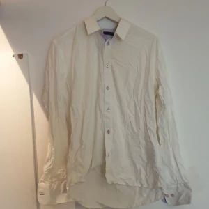 Vit skjorta med lilarurig insida - Selected homme bomullsskjorta i toppenskick, bortsett från hur skrynklig den är och jag lycjas aldrig bli vön med strykjärnet ... Men 😂