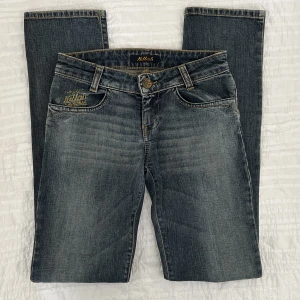 Lågmidjade jeans - Använda ett fåtal gånger så i bra skick. Storlek 27 (25/26?). Midjemått 72 cm, grenhöjd 19 cm, innerbenslängd 82 cm. Jag är 173 cm för referens. Använd gärna KÖP NU om du vill köpa.