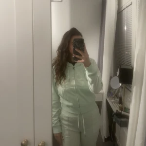 Juicy mjukisset - Ett neongrönt mjukisset från Juicy i materialet cotton rich. Koftan aldrig använd strl M. Byxorna använda några gånger och har tappat lite färg samt fått en liten brun fläck strl S. Köpt för 1500kr säljer för 700kr. 