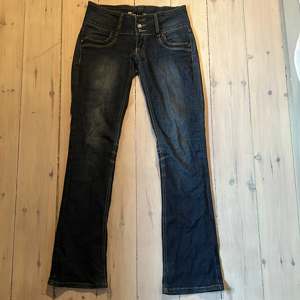 så fina bootcut jeans med tre knappar. super coola. midjemåttet är 38 cm tvärs över, innerbenslängden är 77💕. Jeans & Byxor.