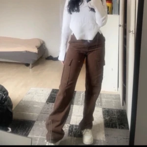 Cargo byxor - Stradivarius cargo byxor storlek 32 använda en gång 