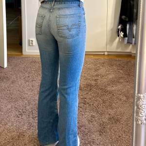 Supersnygga lågmidjade bootcut jeans i fin blå tvätt (bra kvalitét)🦋säljer då de är något för korta för mig som är 170cm lång
