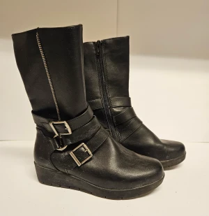 Vinterkängor - Vinterskor till barn. Välanvända men i fint funktionellt skick.  Har inte försökt tvätta dem utan de säljs i befintligt skick och går säkert att piffa till mer. Storlek 35.