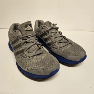 Herrskor från Adidas - Herrskor från Adidas. Välanvända men i fint funktionellt skick.  Har inte försökt tvätta dem utan de säljs i befintligt skick och går säkert att piffa till mer. Två små hål på ena skon, inget som påverkar funktionen. Storlek 42 2/3. Nypris ca 1500 kr. 