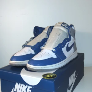 Jordan 1  - Tja ett par Jordan 1 använda cirka 10 gånger i väldigt bra skick skorna kommer med box och extra snören priset går att diskutera 