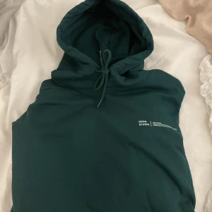 Hoodie Dam - En stilren mörkgrön hoodie! Mycket skön och sparsamt använd!  