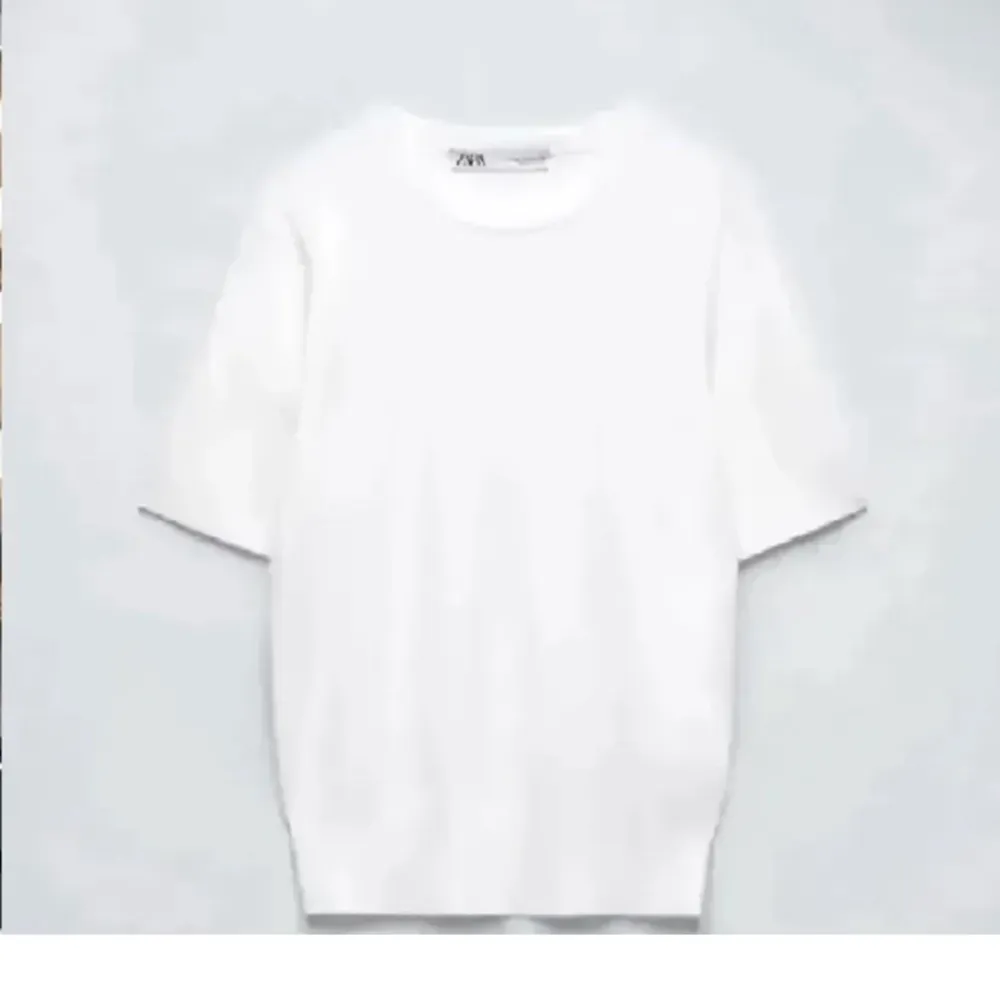 Säljer min fina vita topp/tshirt från zara💕Är köpt denna sommar o är använd fåtal gånger o är i nyskick. Stl S (Priset kan diskuteras vid snabb affär). T-shirts.