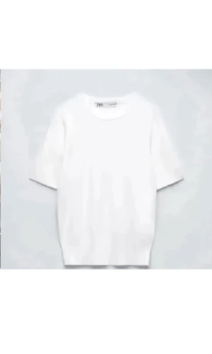 Zara topp - Säljer min fina vita topp/tshirt från zara💕Är köpt denna sommar o är använd fåtal gånger o är i nyskick. Stl S (Priset kan diskuteras vid snabb affär)