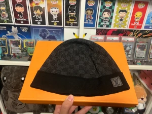 Louis Vuitton Damier Graphite Beanie - One size, kommer med box samt kvitto. Lappen är lös inuti mössan annars bra skick.