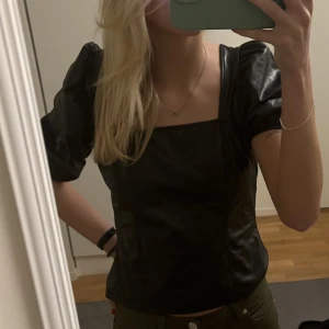 Skinn topp!  - Säljer skinn topp från Gina, så snygg till fest men funkar även till vardags, skriv vid frågor 💕