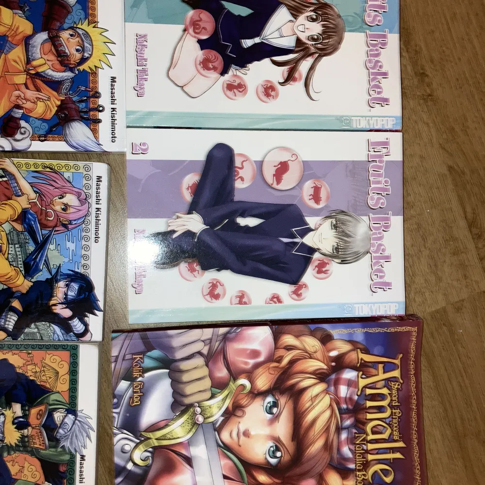 Säljer dessa lite blandade mangaböcker då jag inte har intresset längre ❤️ Alla är i nysckick 🫶🏻. Övrigt.