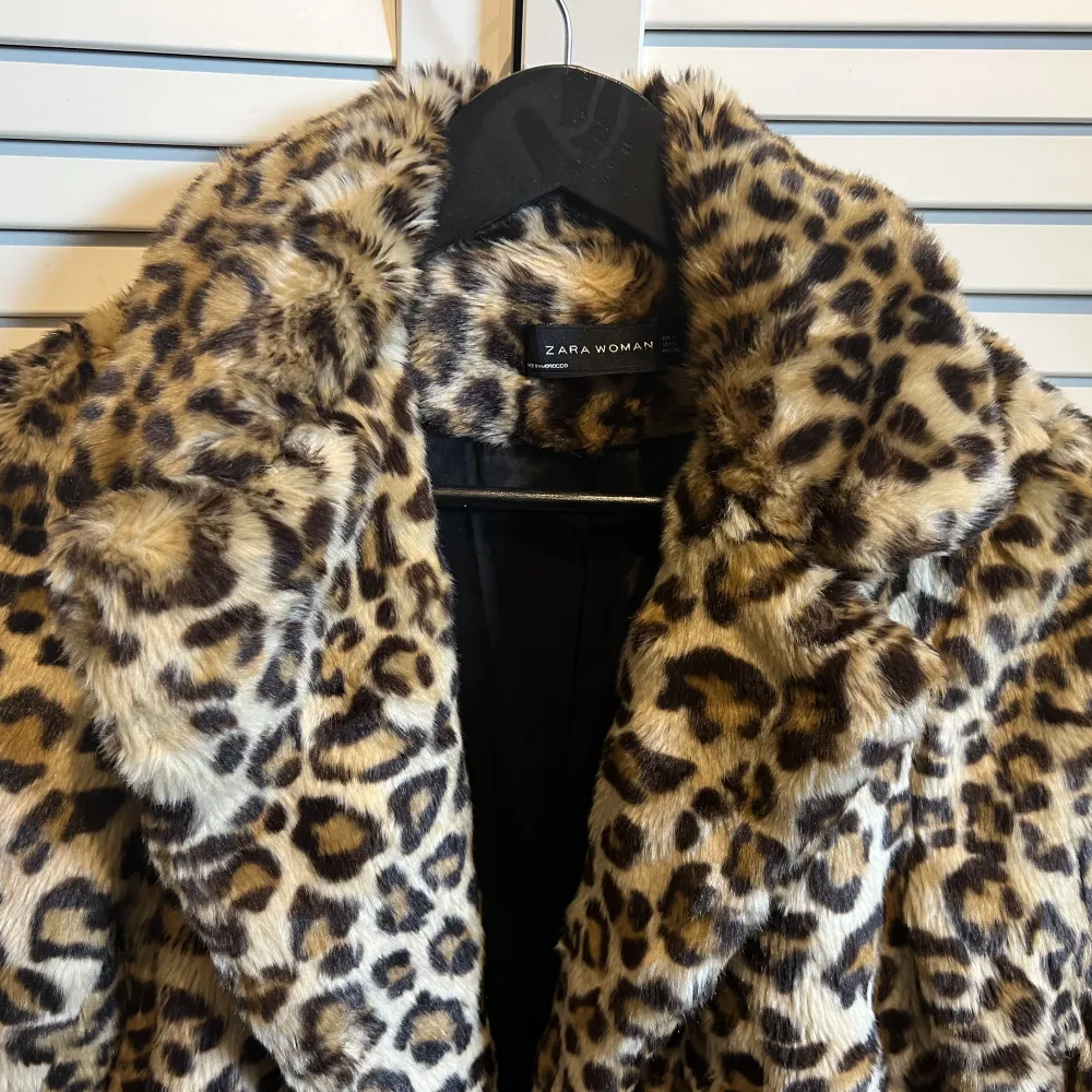 Faux fur coat från Zara i animal print. Fint skick . Jackor.