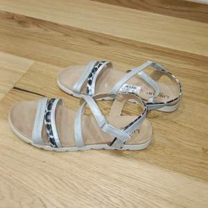 Fina,söta,silvriga,oanvända sommar sandaler från Linear of Sweden storlek 38