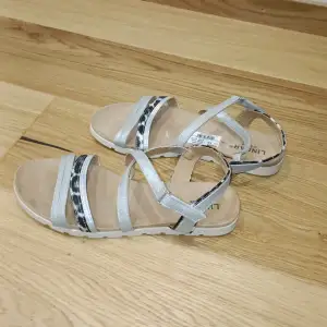 Fina,söta,silvriga,oanvända sommar sandaler från Linear of Sweden storlek 38