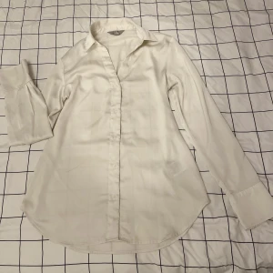 Skjorta  - En jättefin, vit satinskjorta från H&M i storlek XS. Den har två små ränder på ryggen som man inte märker så mycket. Kontakta för fler och tydligare bilder 🤍