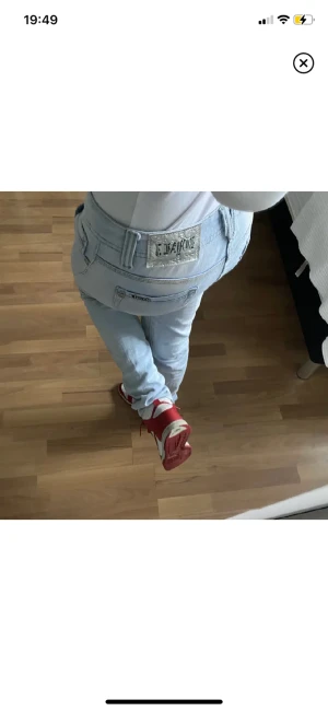 Lågmidjade Royal J jeans - Lågmidjade jeans från Vintage märket Royal J. Det står inte vilken storlek men midjan har 89 cm, alltså passar ungefär till en S. Jag har vanligtvis xs, de är lite stora. Det saknas en knapp på fickan, se sista bilden. Annars är de som nya! Nypris 1000kr