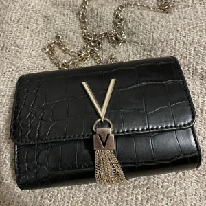 Valentino väska - En jättefin väska som är i perfekt skick, har knappt den fåtal gånger! Pris kan diskuteras.  Ny pris ligger runt 800kr😊 