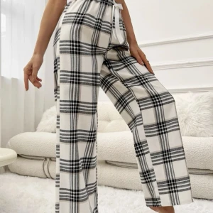 Vida pyjamasbyxor - Storlek S. Aldrig använda endast testad! Lånade bilder💕