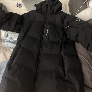 Sail racing jacka - Säljer min sail racing jacka, använd 1 vinter och är i väldigt bra skick. ( pris kan diskutera vid snabba affärer).